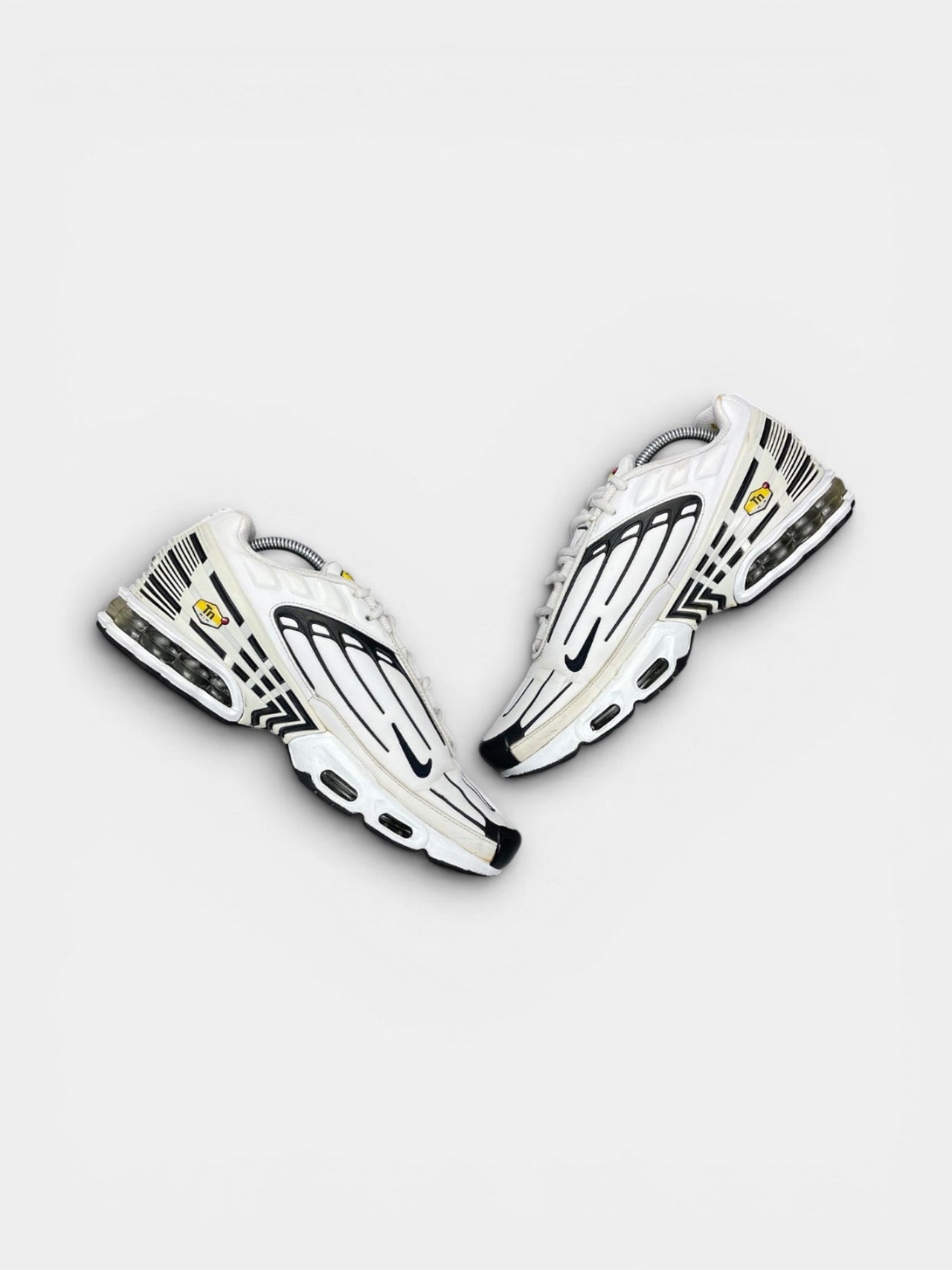Nike Air Max Plus III Leather — buty sportowe męskie w bardzo dobrym stanie rozmiar 42.5, zewnętrzny panel prawego buta