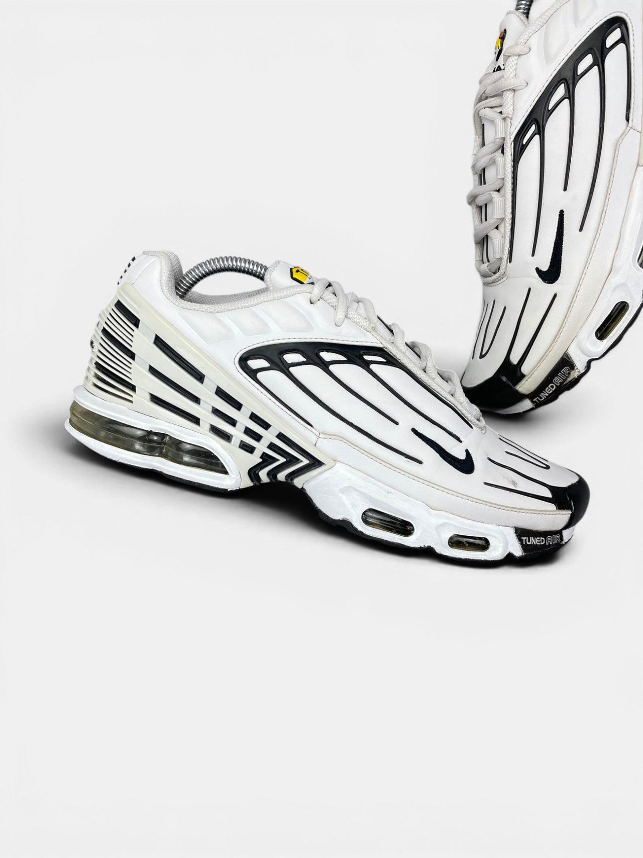 Nike Air Max Plus III Leather — buty sportowe męskie w bardzo dobrym stanie rozmiar 42.5, zewnętrzny panel lewego buta