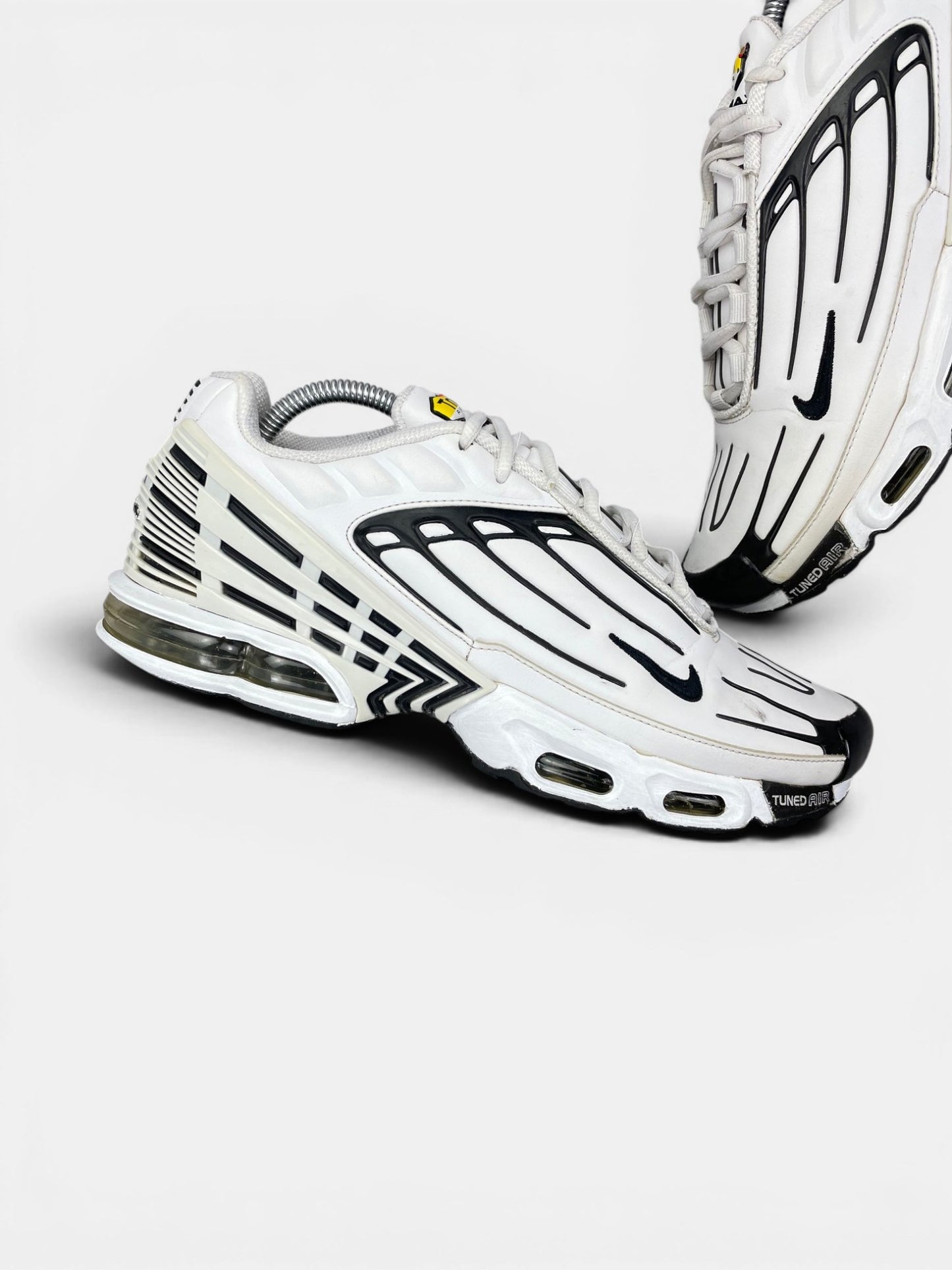 Nike Air Max Plus III Leather — buty sportowe męskie w bardzo dobrym stanie rozmiar 42.5, zewnętrzny panel lewego buta