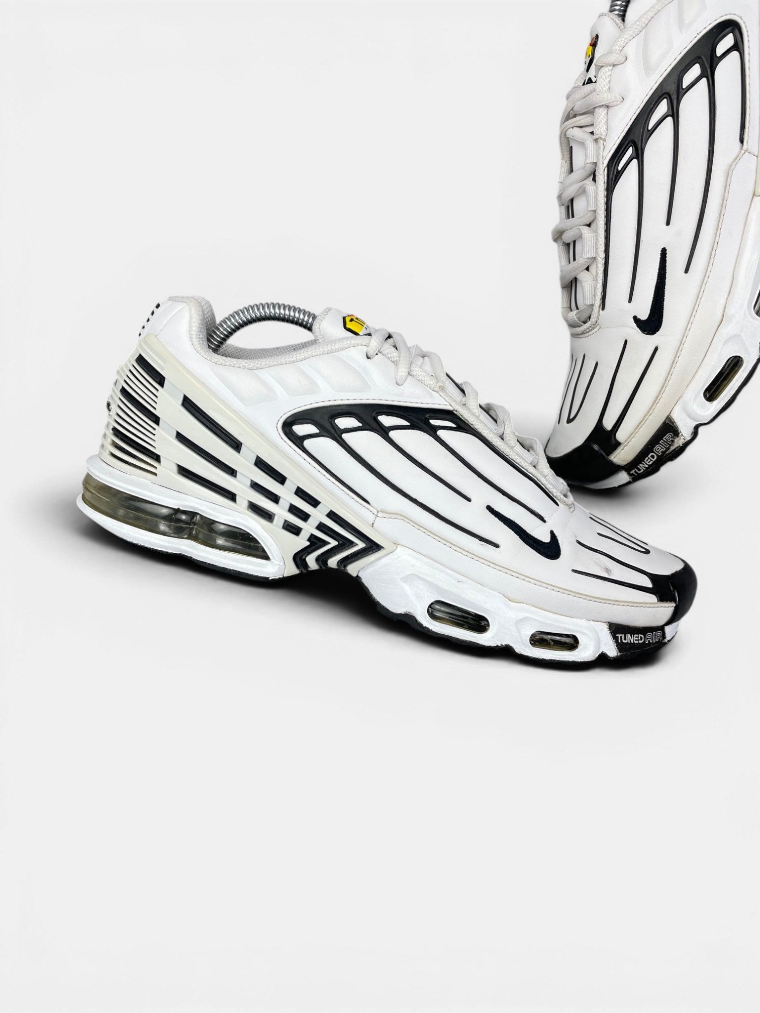 Nike Air Max Plus III Leather — buty sportowe męskie w bardzo dobrym stanie rozmiar 42.5, zewnętrzny panel lewego buta