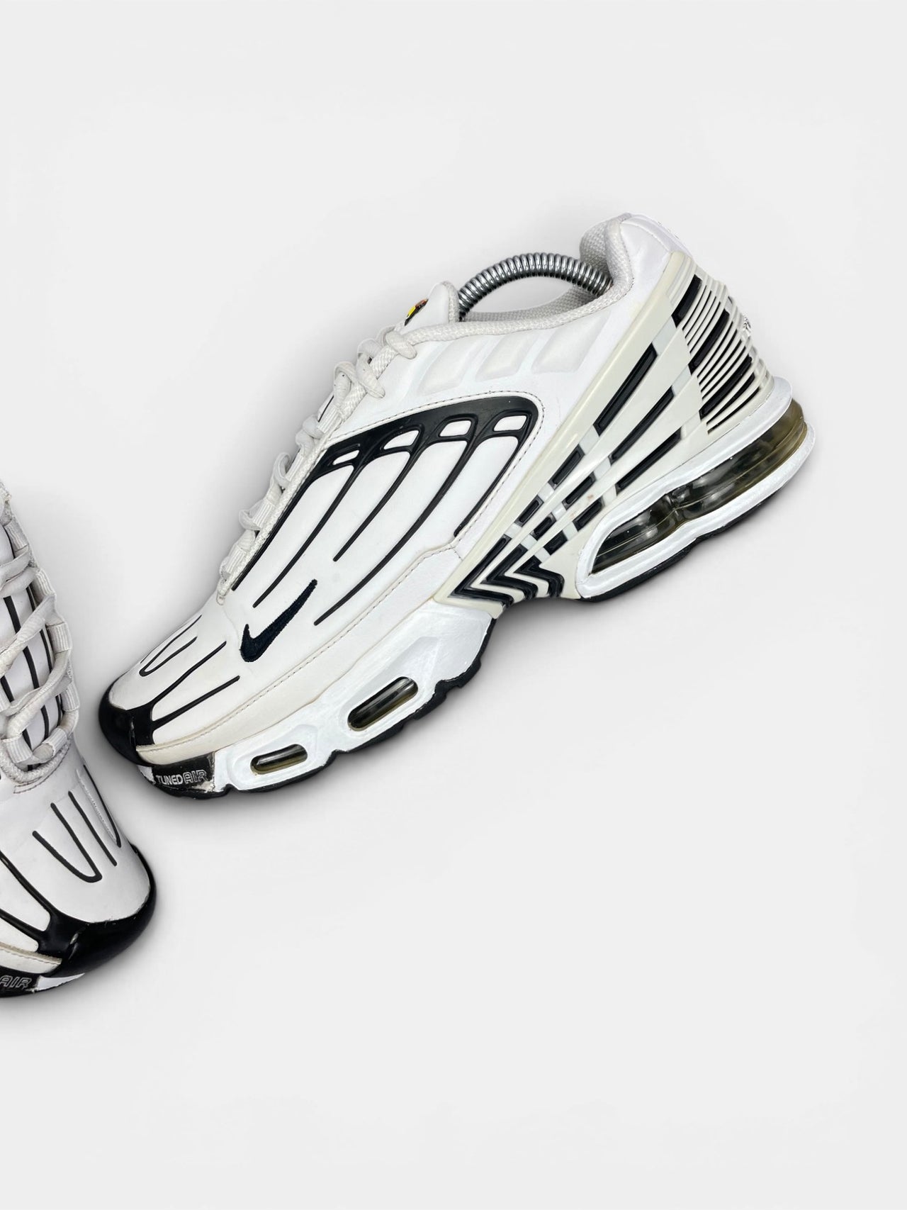 Nike Air Max Plus III Leather — buty sportowe męskie w bardzo dobrym stanie rozmiar 42.5, widok z góry na wewnętrzną stronę butów