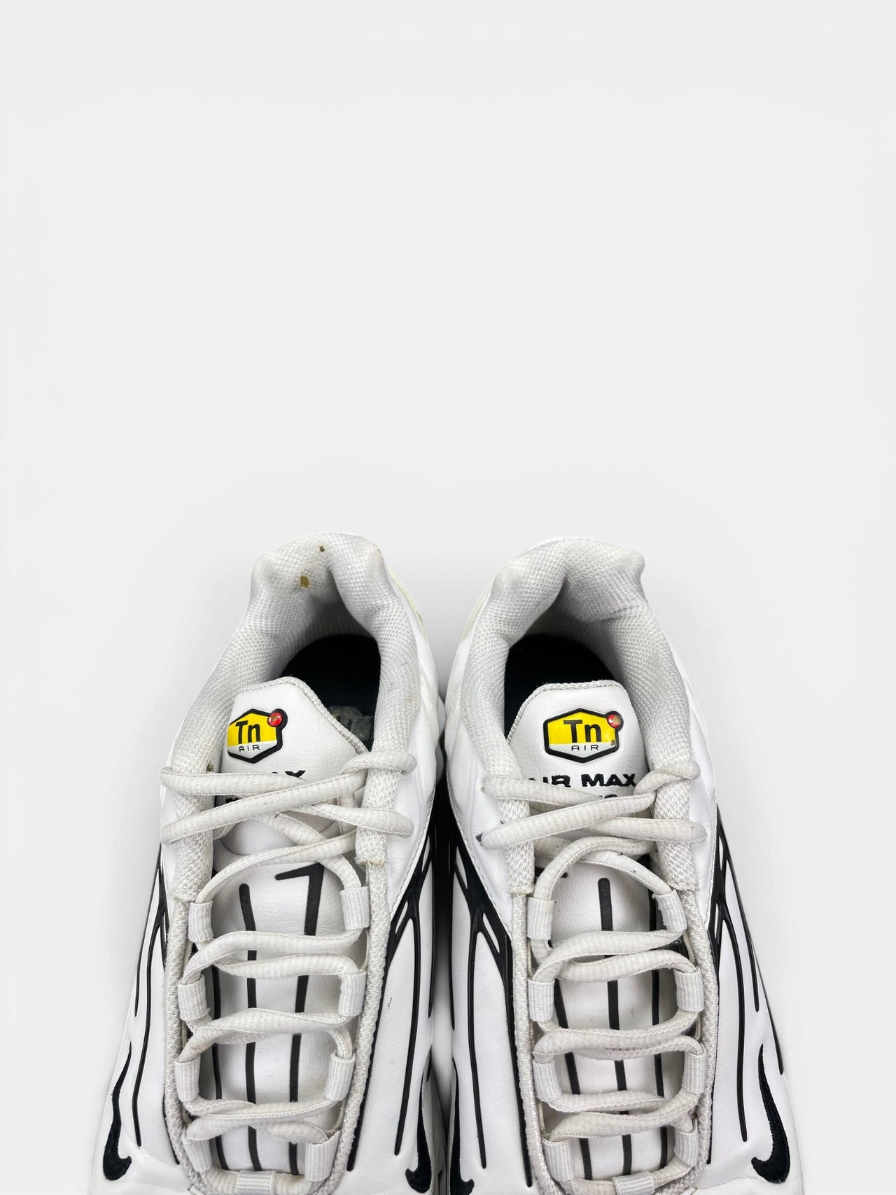Nike Air Max Plus III Leather — buty sportowe męskie w bardzo dobrym stanie rozmiar 42.5, zapiętki butów