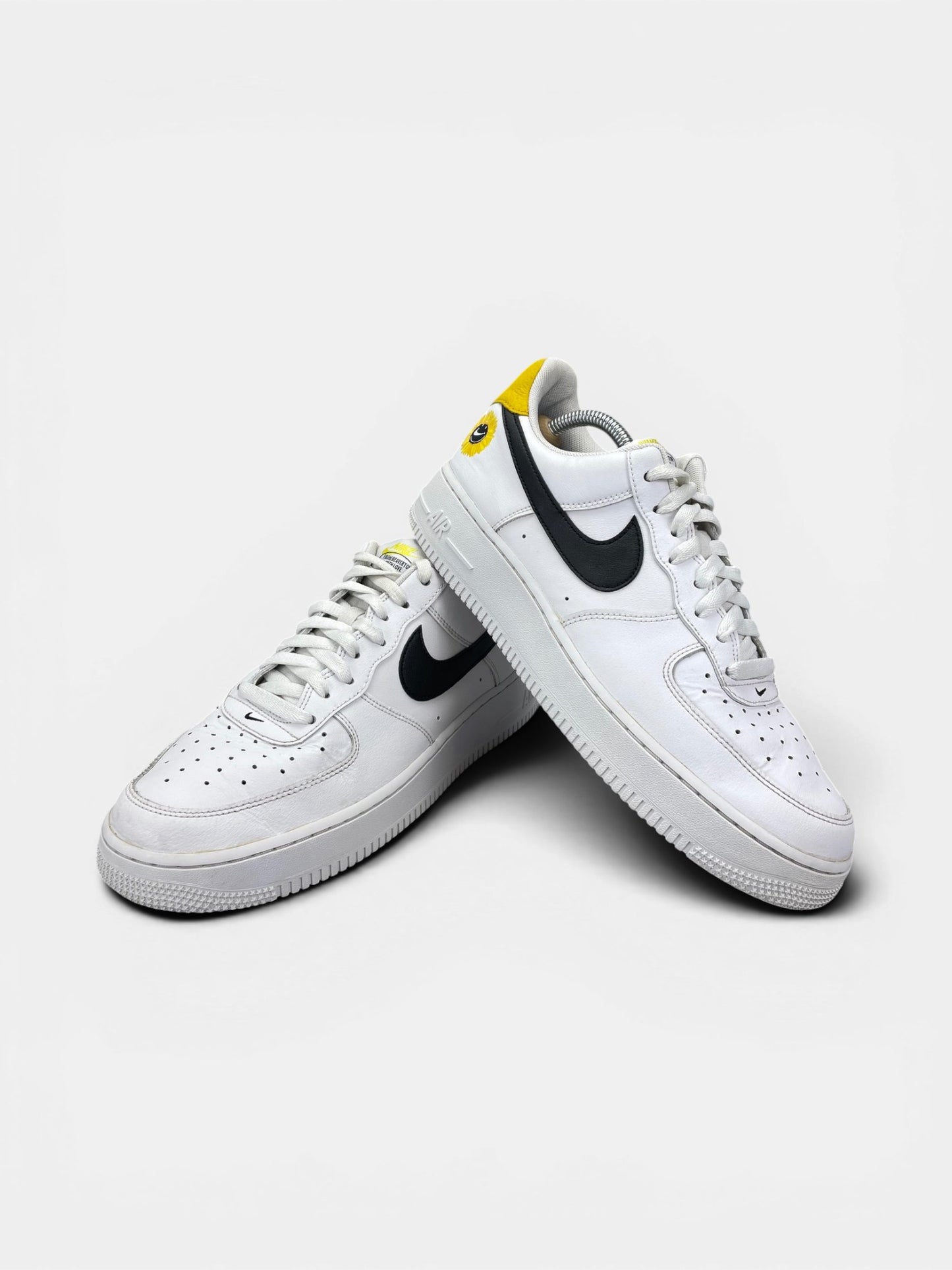 Nike Air Force 1 Low Have A Nike Day — buty sportowe męskie w bardzo dobrym stanie rozmiar 43, boczny profil