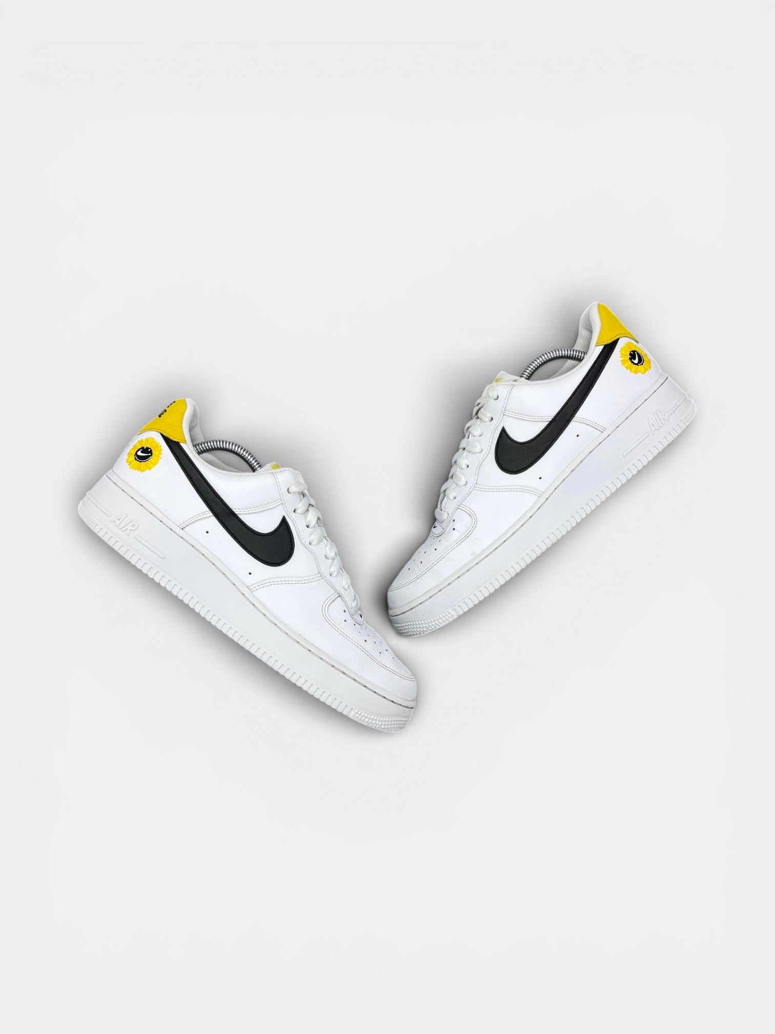 Nike Air Force 1 Low Have A Nike Day — buty sportowe męskie w bardzo dobrym stanie rozmiar 43, widok z góry na zewnętrzną stronę butów