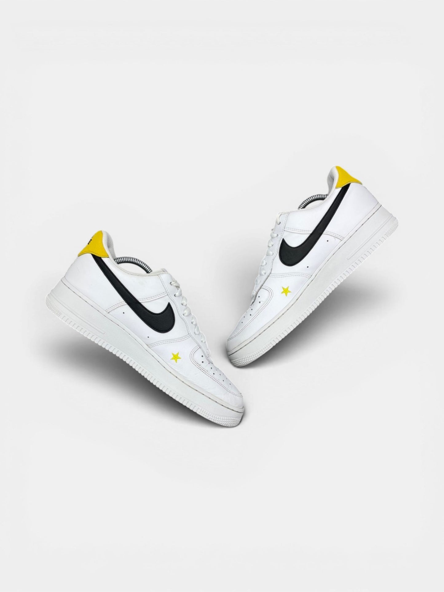 Nike Air Force 1 Low Have A Nike Day — buty sportowe męskie w bardzo dobrym stanie rozmiar 43, zewnętrzny panel prawego buta