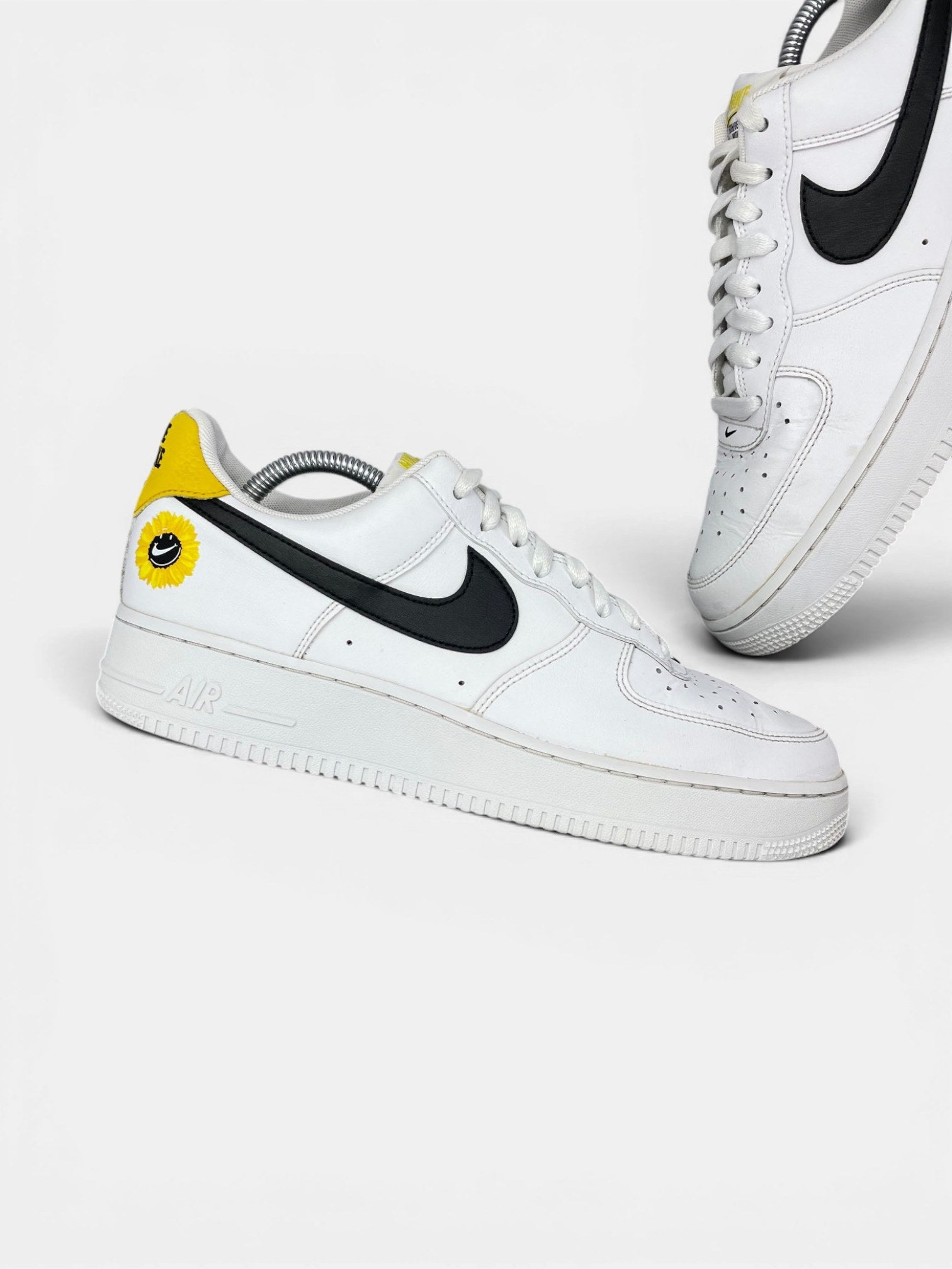 Nike Air Force 1 Low Have A Nike Day — buty sportowe męskie w bardzo dobrym stanie rozmiar 43, zewnętrzny panel lewego buta