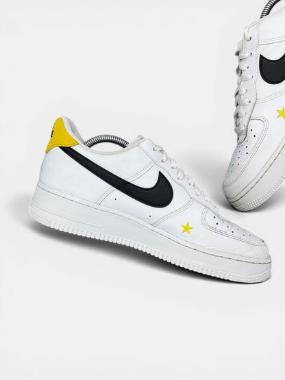 Nike Air Force 1 Low Have A Nike Day — buty sportowe męskie w bardzo dobrym stanie rozmiar 43, wewnętrzny panel lewego buta