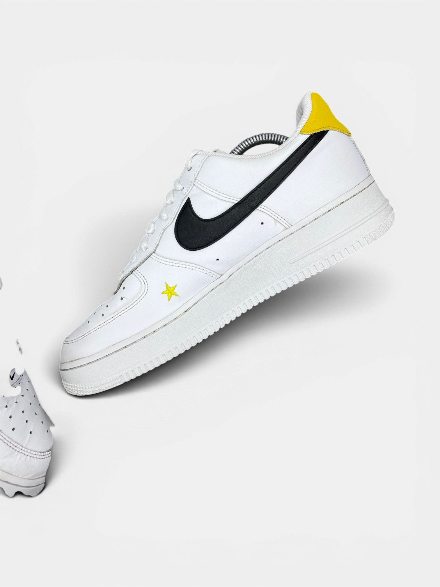 Nike Air Force 1 Low Have A Nike Day — buty sportowe męskie w bardzo dobrym stanie rozmiar 43, wewnętrzny panel prawego buta