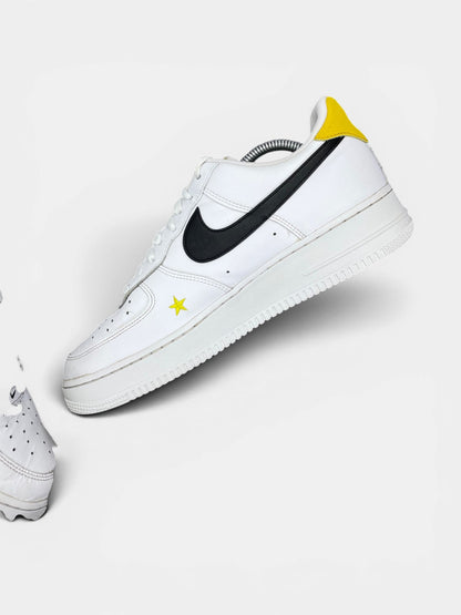 Nike Air Force 1 Low Have A Nike Day — buty sportowe męskie w bardzo dobrym stanie rozmiar 43, wewnętrzny panel prawego buta