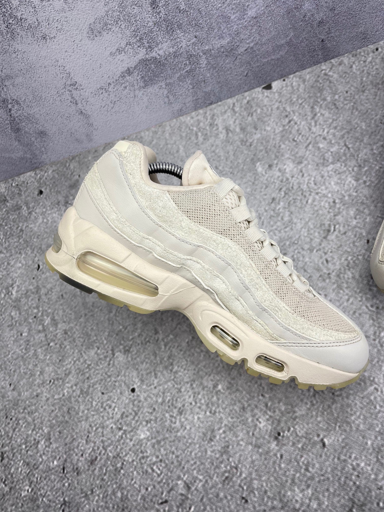 Nike Air Max 95 OG “Soft Pearl” AM95 Soft Pearl - buty sportowe, wewnętrzny panel prawego buta