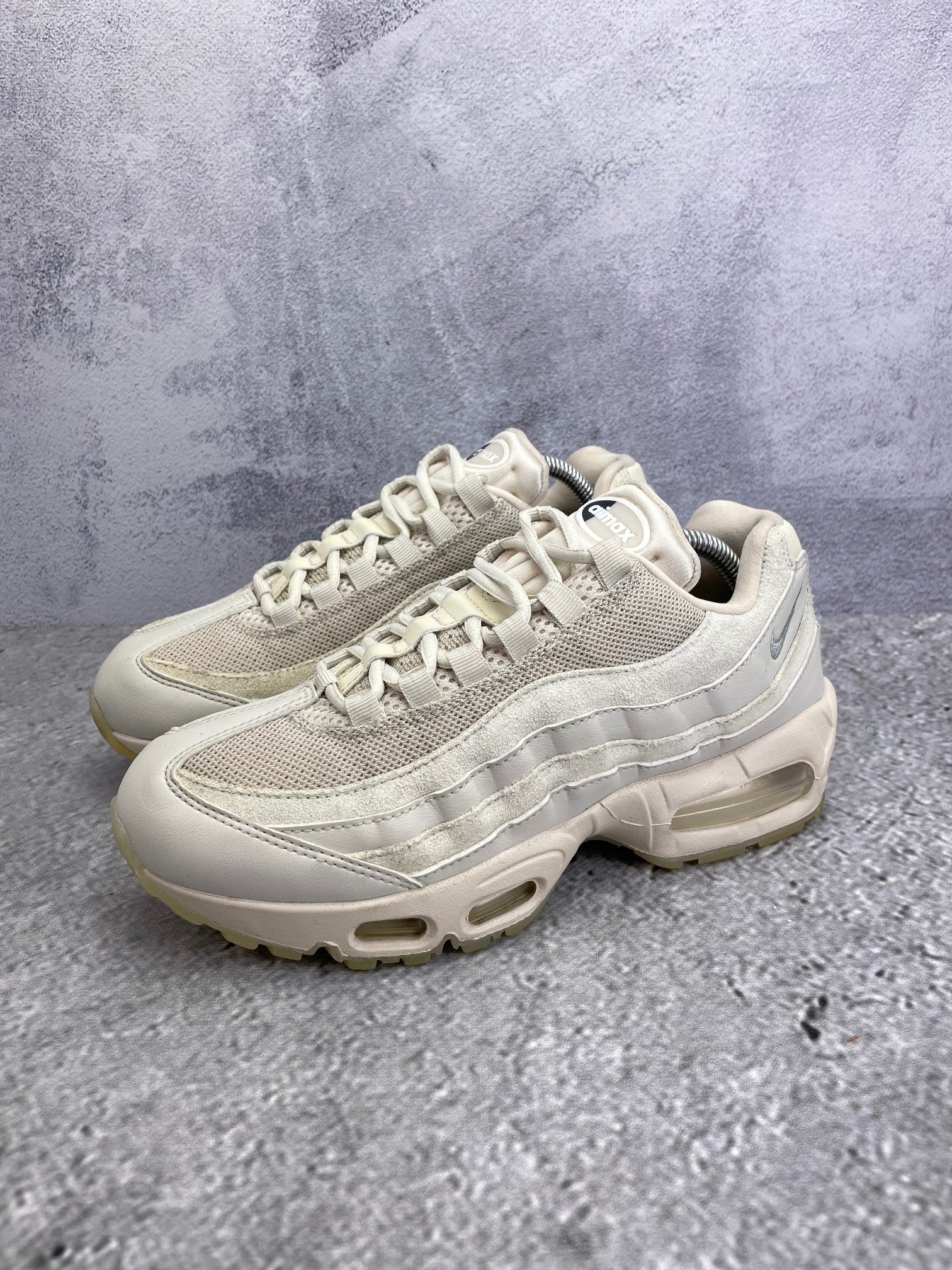 Nike Air Max 95 OG “Soft Pearl” AM95 Soft Pearl - buty sportowe, widok z boku na tle studyjnym