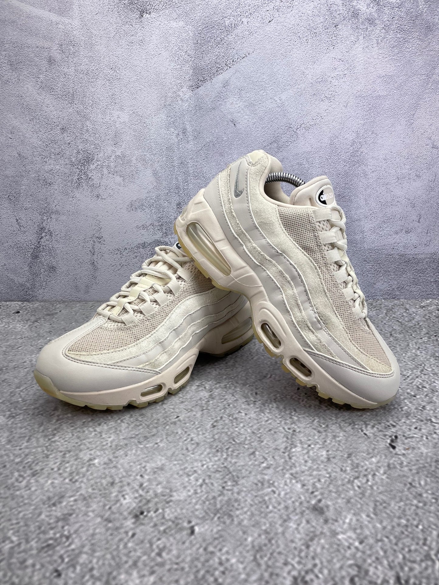 Nike Air Max 95 OG “Soft Pearl” AM95 Soft Pearl - buty sportowe, para butów, widok z boku na tle studyjnym