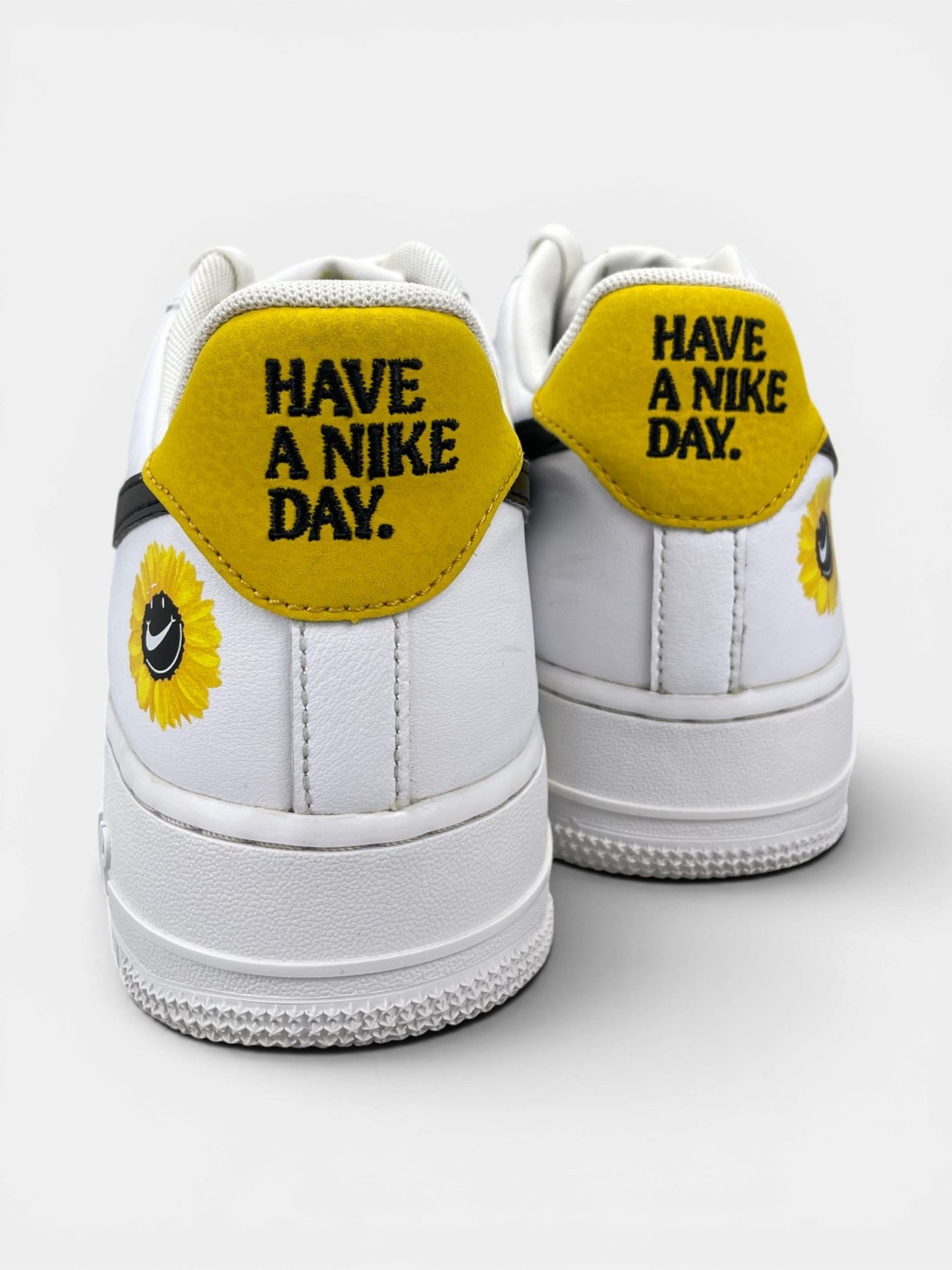 Nike Air Force 1 Low Have A Nike Day — buty sportowe męskie w bardzo dobrym stanie rozmiar 43, widok z tyłu