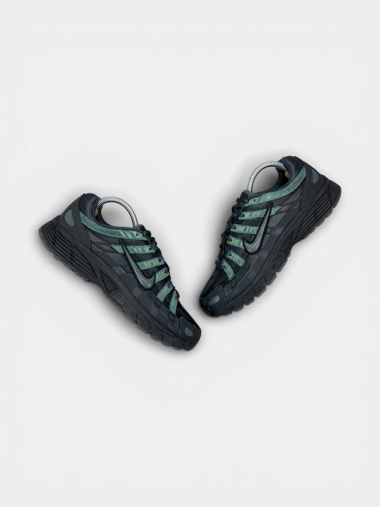 Nike P-6000 — buty sportowe męskie w bardzo dobrym stanie rozmiar 40, widok z góry na zewnętrzną stronę butów