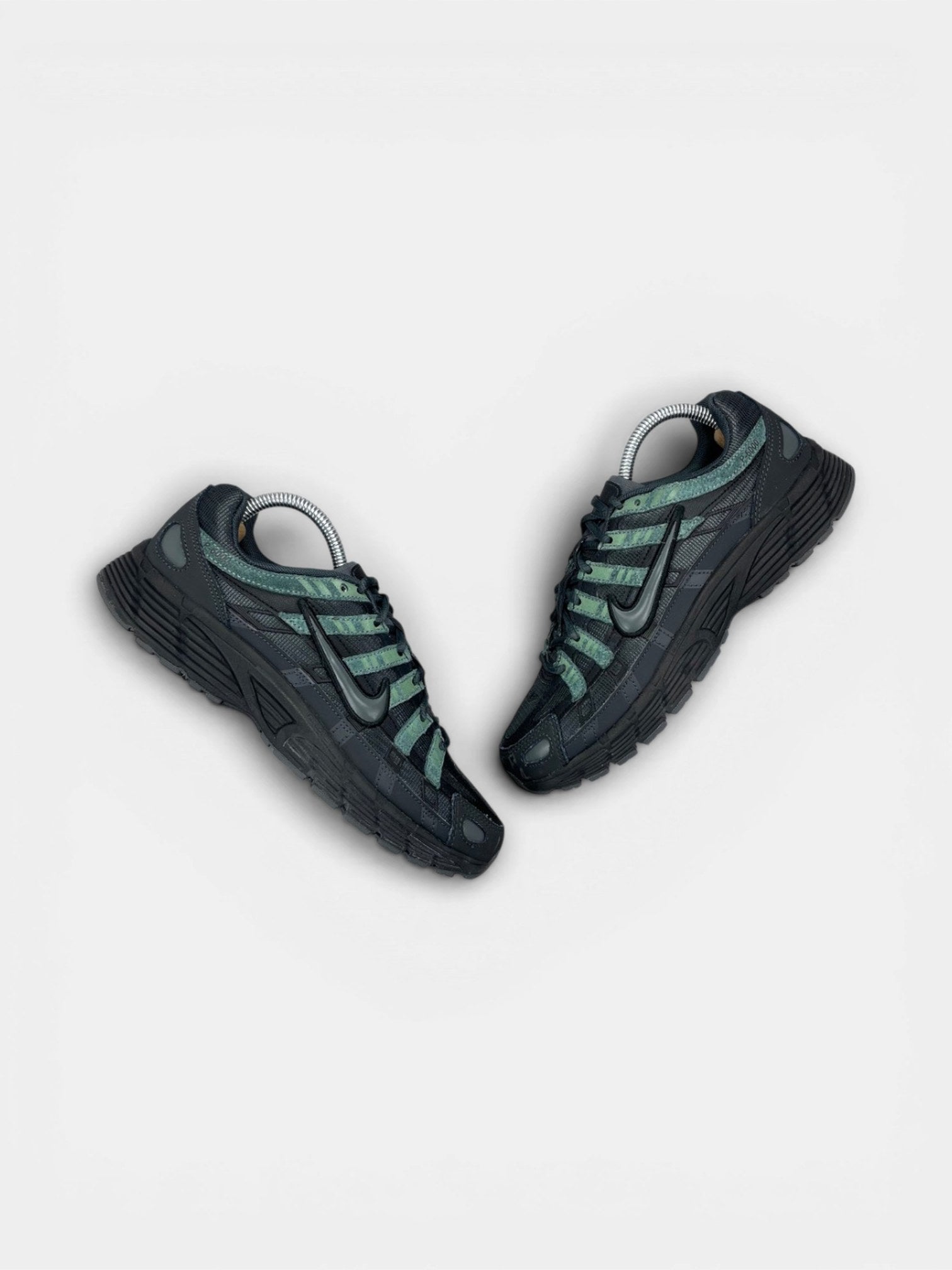 Nike P-6000 — buty sportowe męskie w bardzo dobrym stanie rozmiar 40, widok z góry na zewnętrzną stronę butów