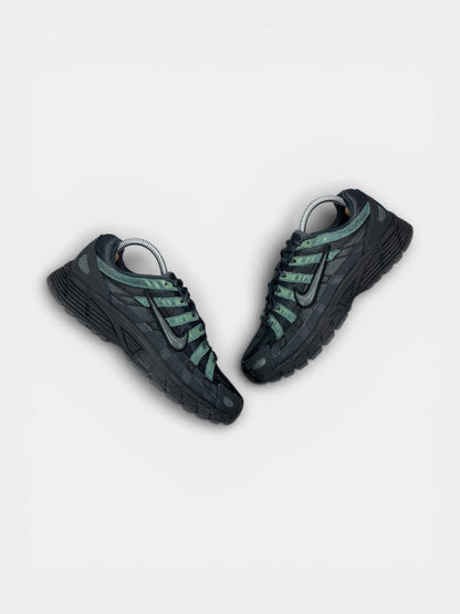 Nike P-6000 — buty sportowe męskie w bardzo dobrym stanie rozmiar 40, widok z góry na zewnętrzną stronę butów