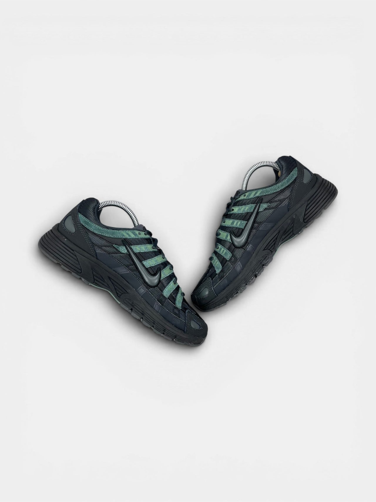 Nike P-6000 — buty sportowe męskie w bardzo dobrym stanie rozmiar 40, zewnętrzny panel prawego buta