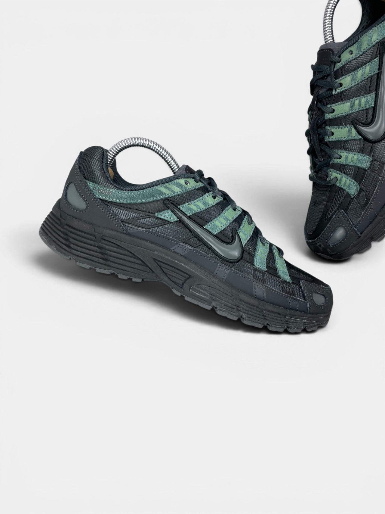 Nike P-6000 — buty sportowe męskie w bardzo dobrym stanie rozmiar 40, zewnętrzny panel lewego buta