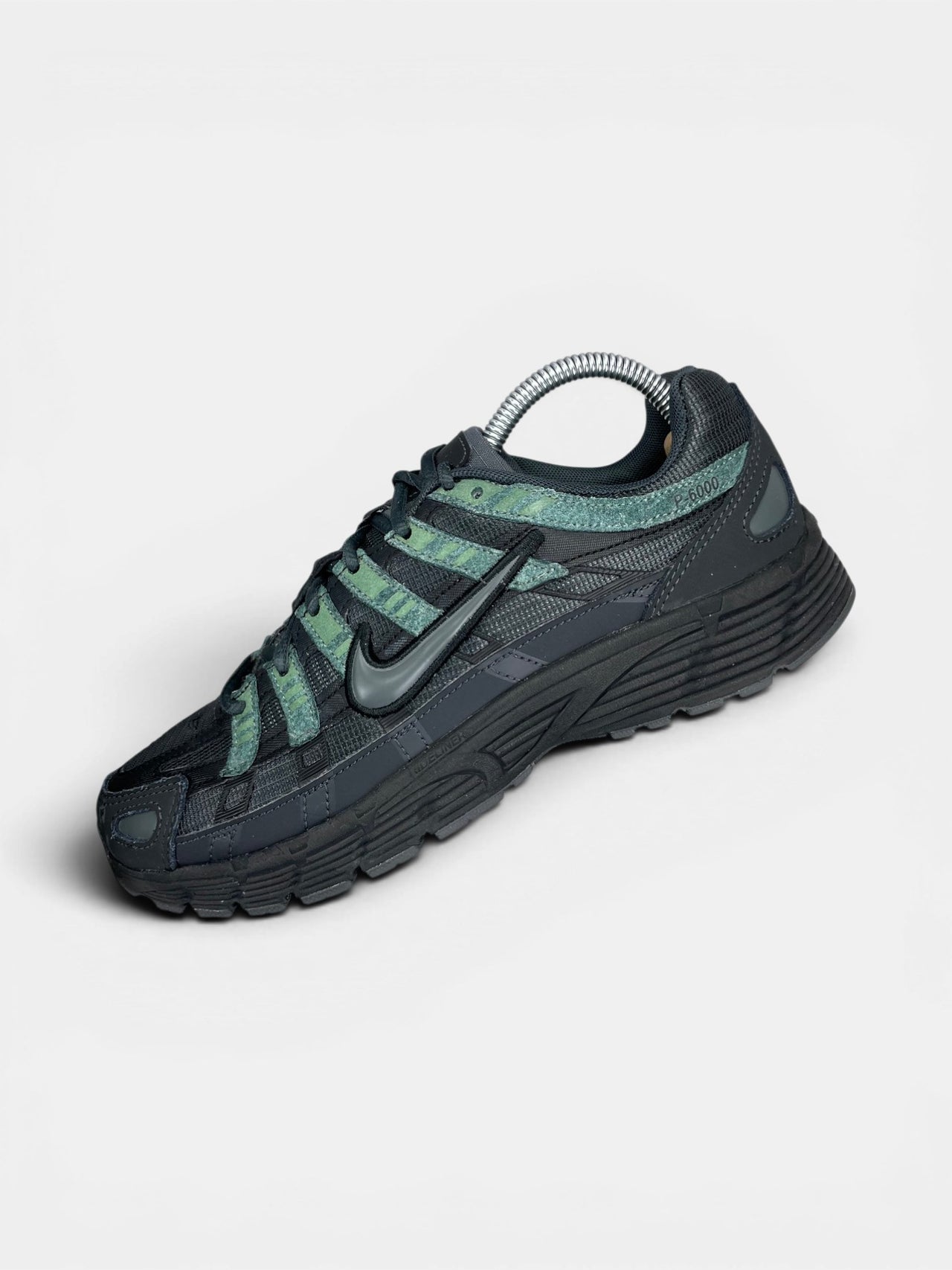 Nike P-6000 — buty sportowe męskie w bardzo dobrym stanie rozmiar 40, widok z góry na wewnętrzną stronę butów