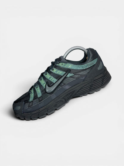 Nike P-6000 — buty sportowe męskie w bardzo dobrym stanie rozmiar 40, widok z góry na wewnętrzną stronę butów