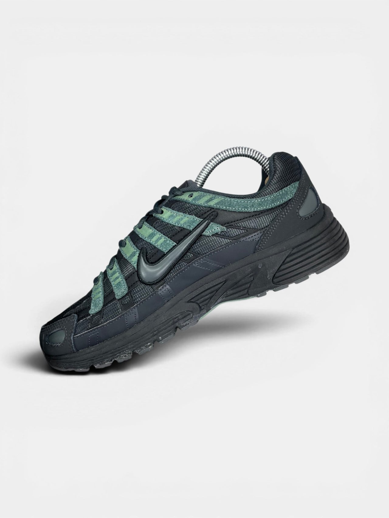 Nike P-6000 — buty sportowe męskie w bardzo dobrym stanie rozmiar 40, wewnętrzny panel prawego buta