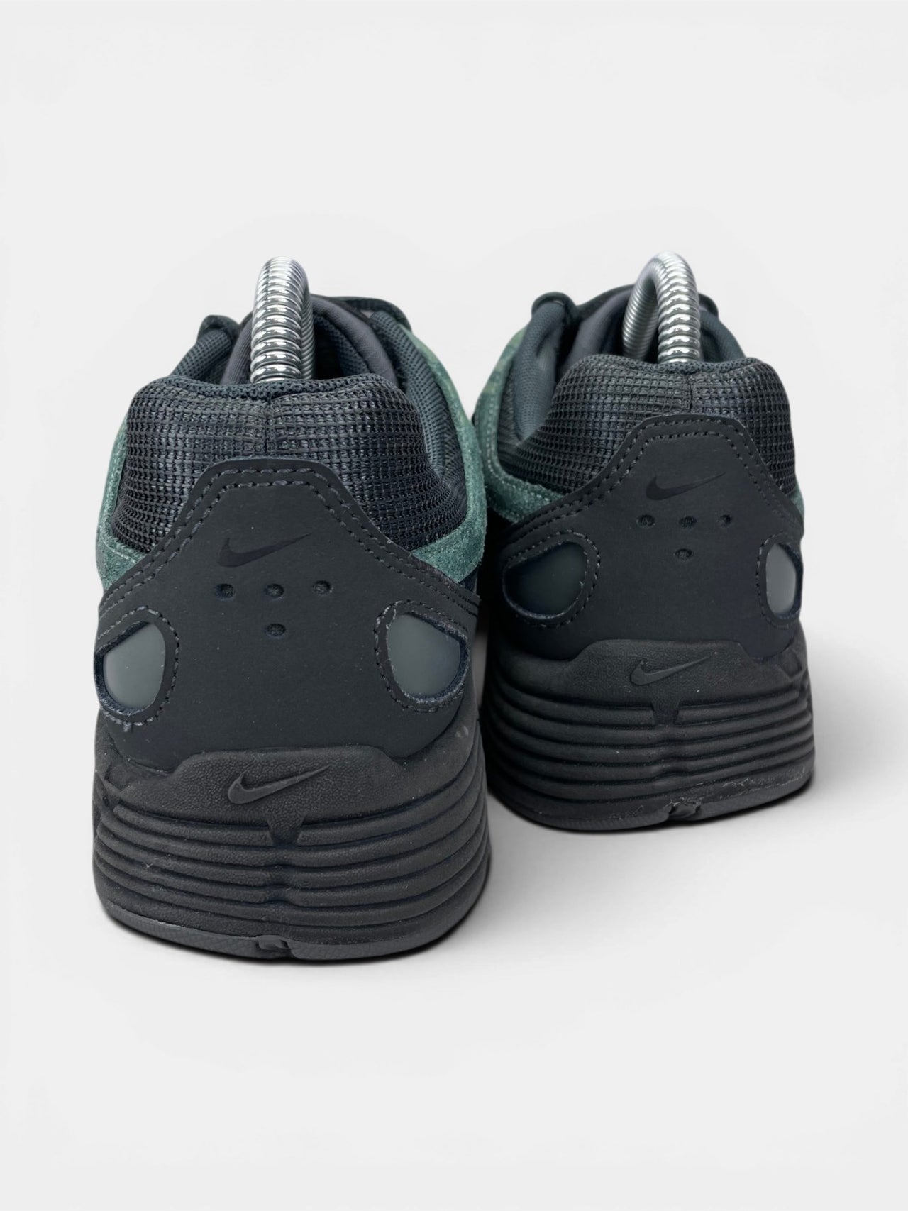 Nike P-6000 — buty sportowe męskie w bardzo dobrym stanie rozmiar 40, widok z tyłu