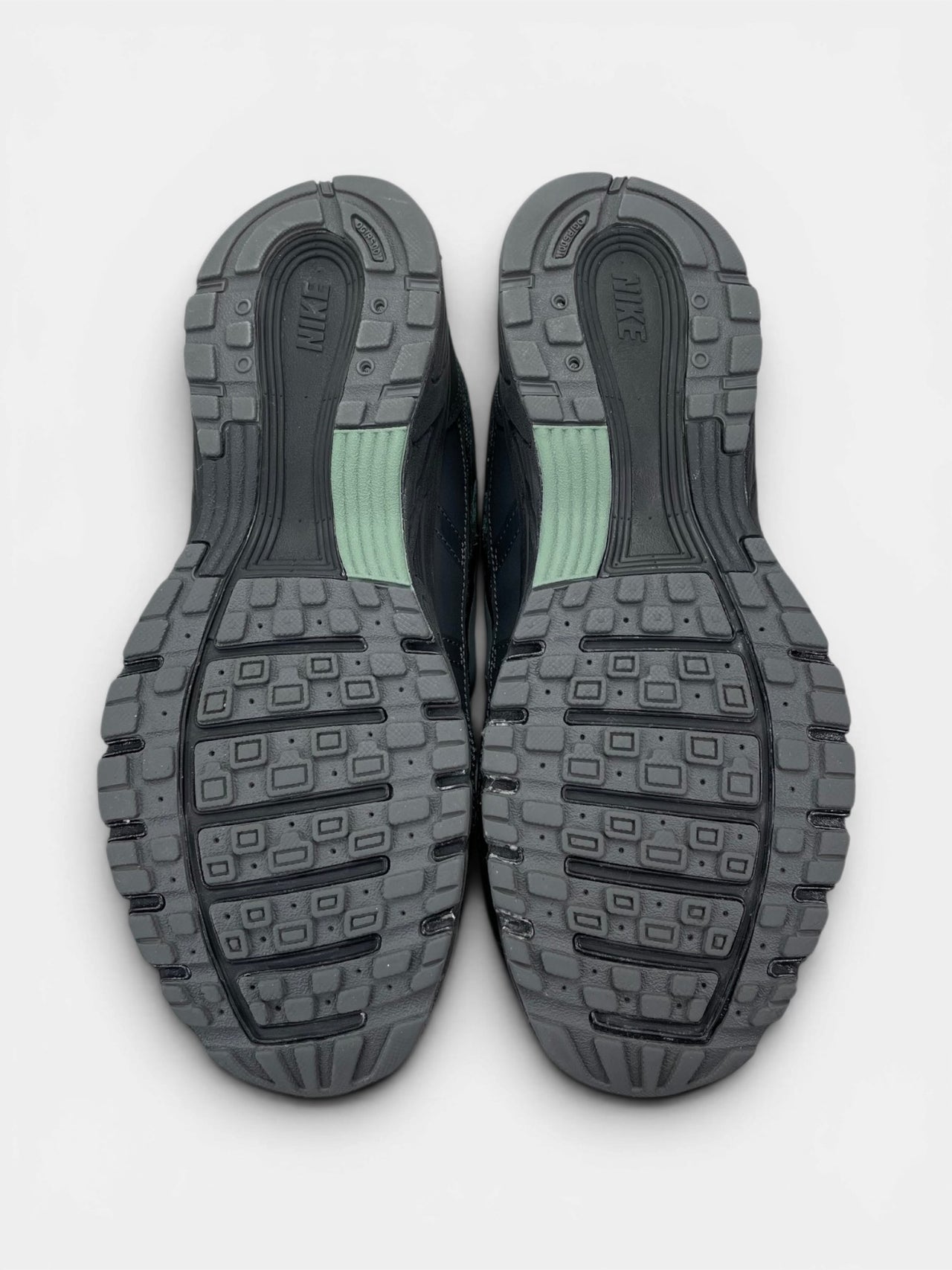 Nike P-6000 — buty sportowe męskie w bardzo dobrym stanie rozmiar 40, podeszwa