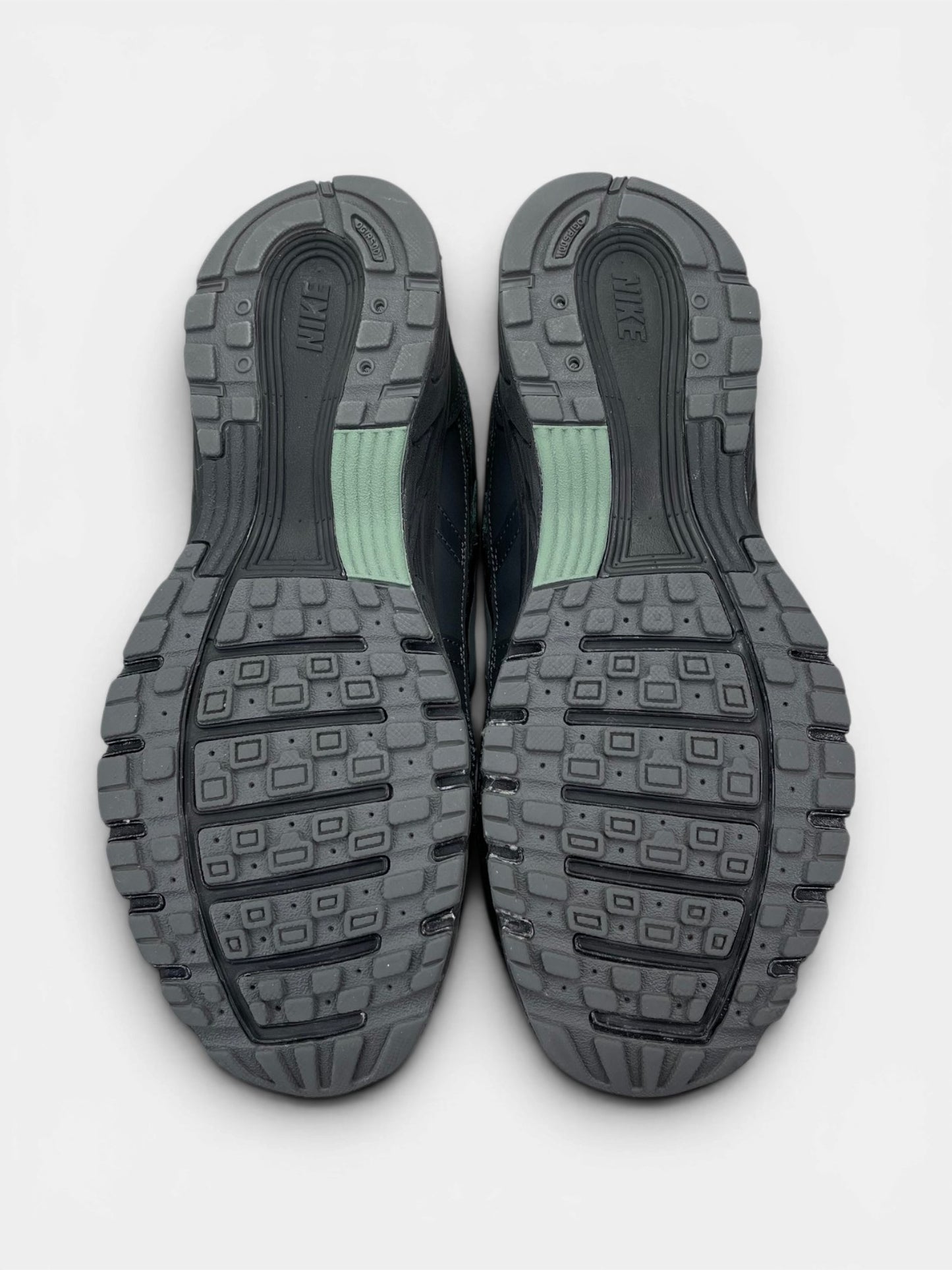 Nike P-6000 — buty sportowe męskie w bardzo dobrym stanie rozmiar 40, podeszwa