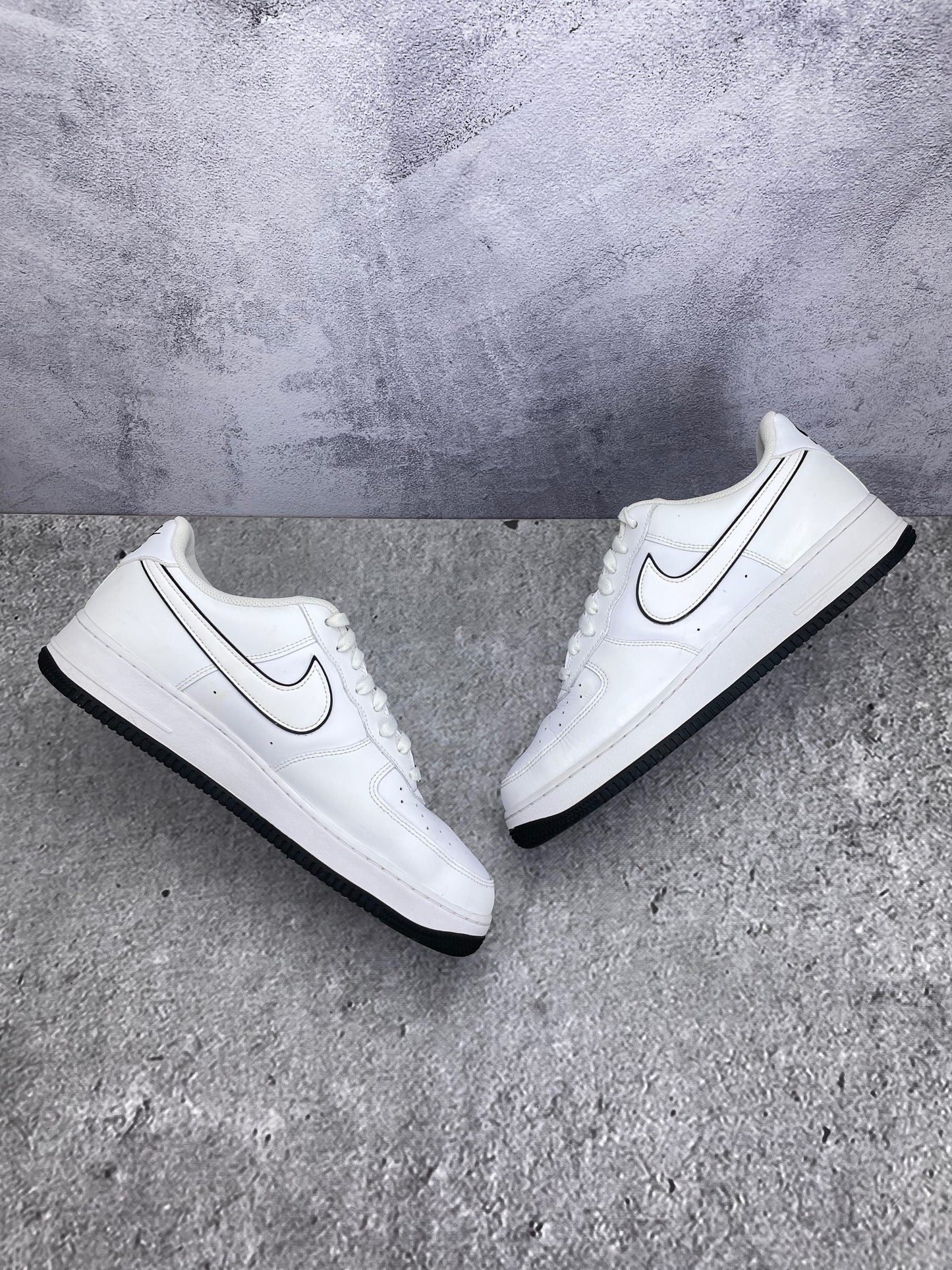 Nike Air Force 1 Low White Black Outline — buty sportowe męskie w bardzo dobrym stanie rozmiar 45.5, zewnętrzny panel prawego buta