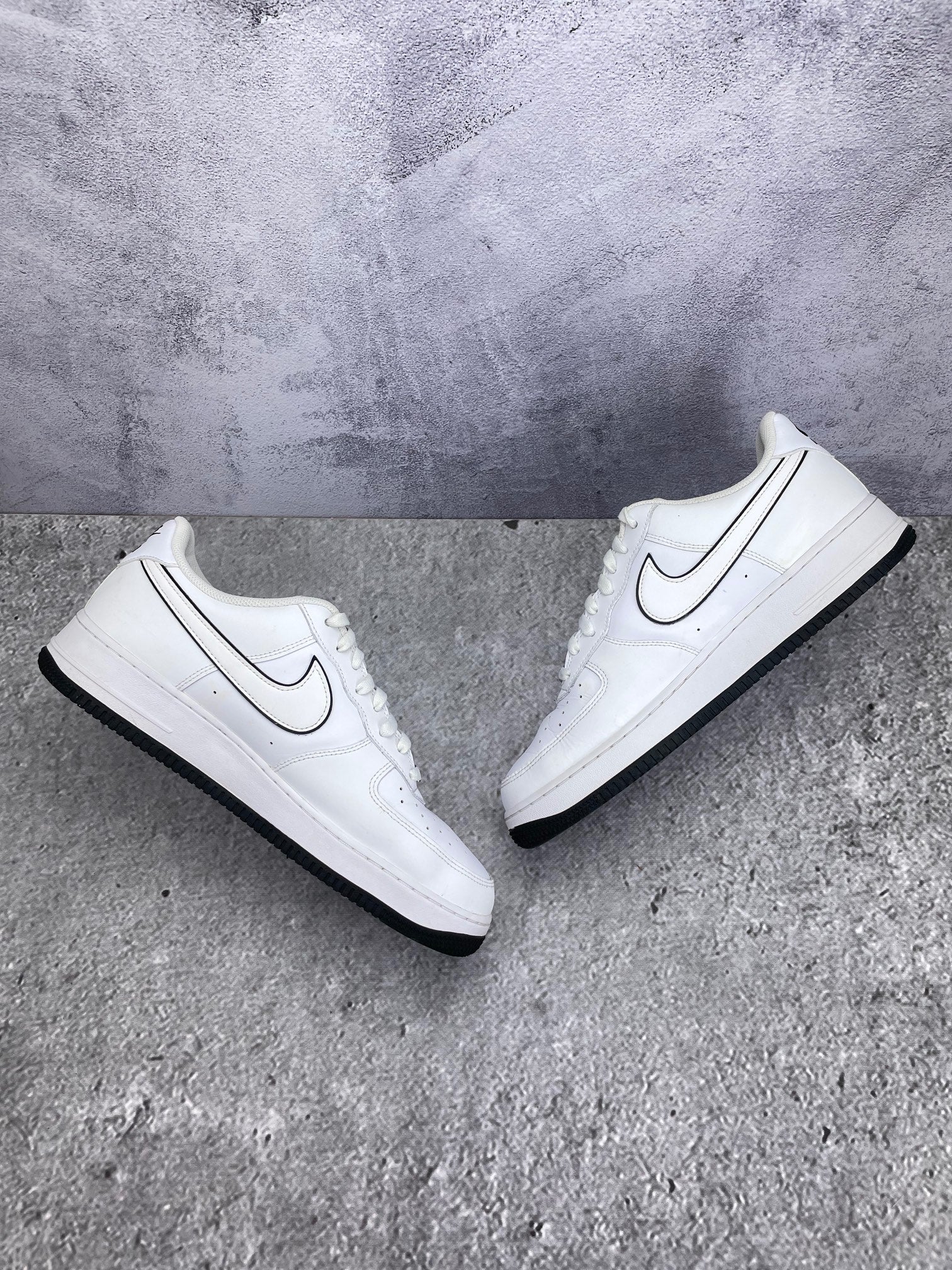 Nike Air Force 1 Low White Black Outline — buty sportowe męskie w bardzo dobrym stanie rozmiar 45.5, zewnętrzny panel prawego buta