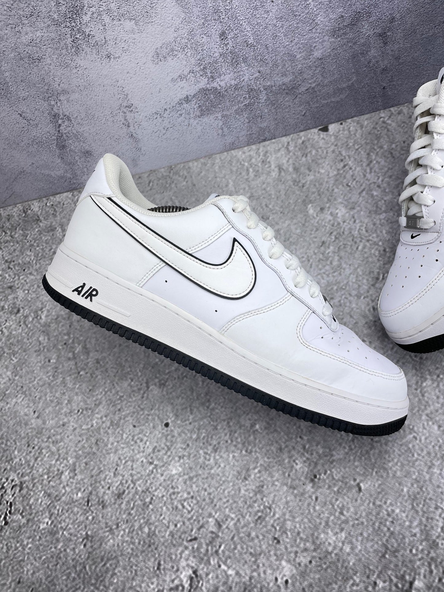 Nike Air Force 1 Low White Black Outline — buty sportowe męskie w bardzo dobrym stanie rozmiar 45.5, zewnętrzny panel lewego buta