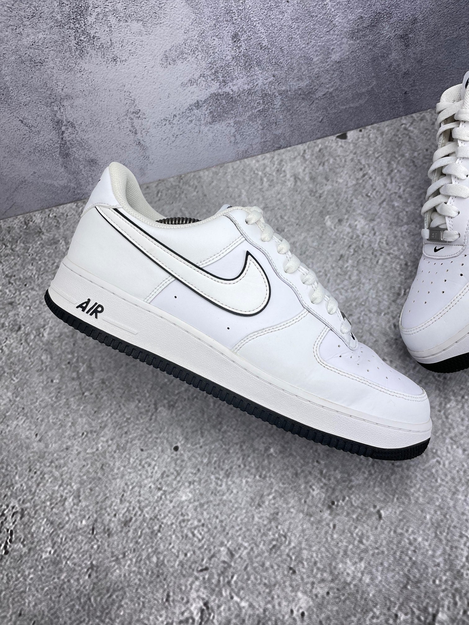 Nike Air Force 1 Low White Black Outline — buty sportowe męskie w bardzo dobrym stanie rozmiar 45.5, zewnętrzny panel lewego buta