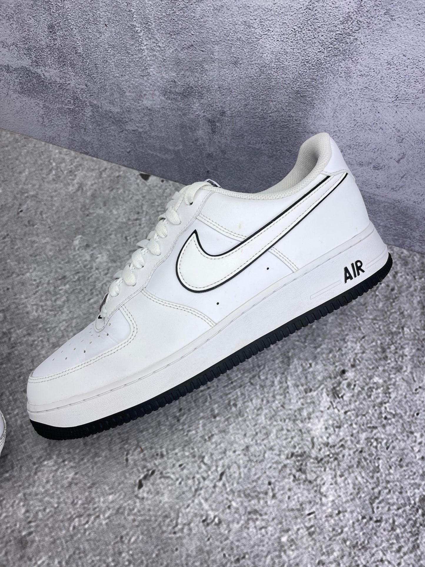 Nike Air Force 1 Low White Black Outline — buty sportowe męskie w bardzo dobrym stanie rozmiar 45.5, widok z góry na wewnętrzną stronę butów