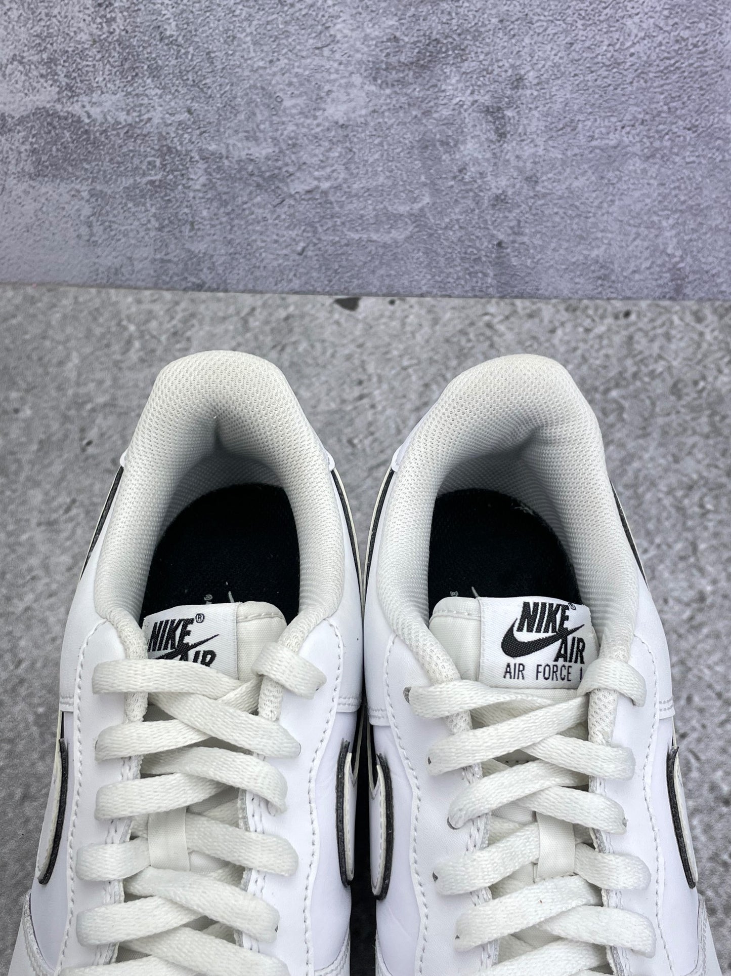 Nike Air Force 1 Low White Black Outline — buty sportowe męskie w bardzo dobrym stanie rozmiar 45.5, zapiętki butów