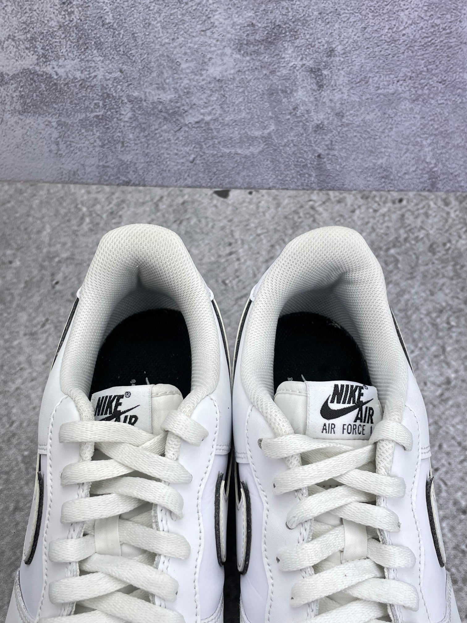Nike Air Force 1 Low White Black Outline — buty sportowe męskie w bardzo dobrym stanie rozmiar 45.5, zapiętki butów