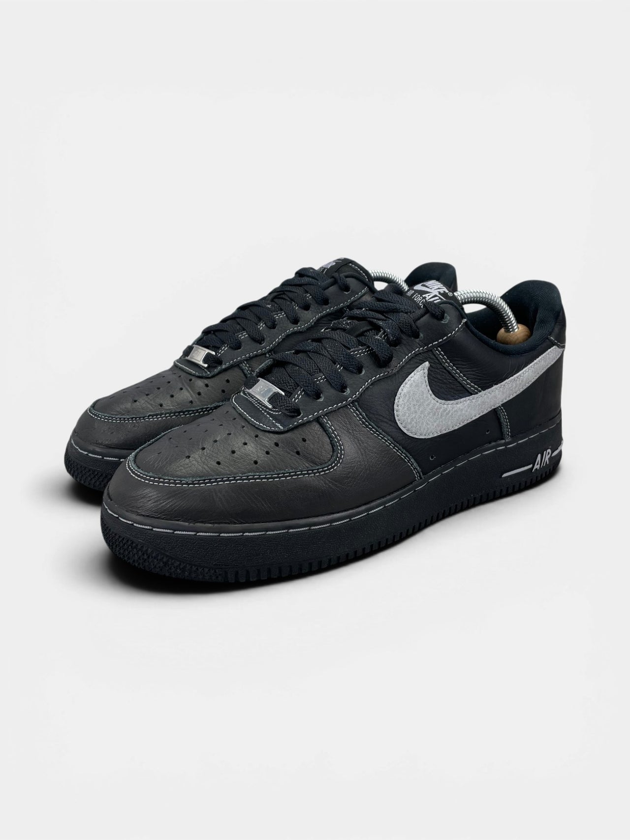 Nike Air Force 1 '07 LV8 Black Grey — buty sportowe męskie w bardzo dobrym stanie rozmiar 42.5, widok z boku