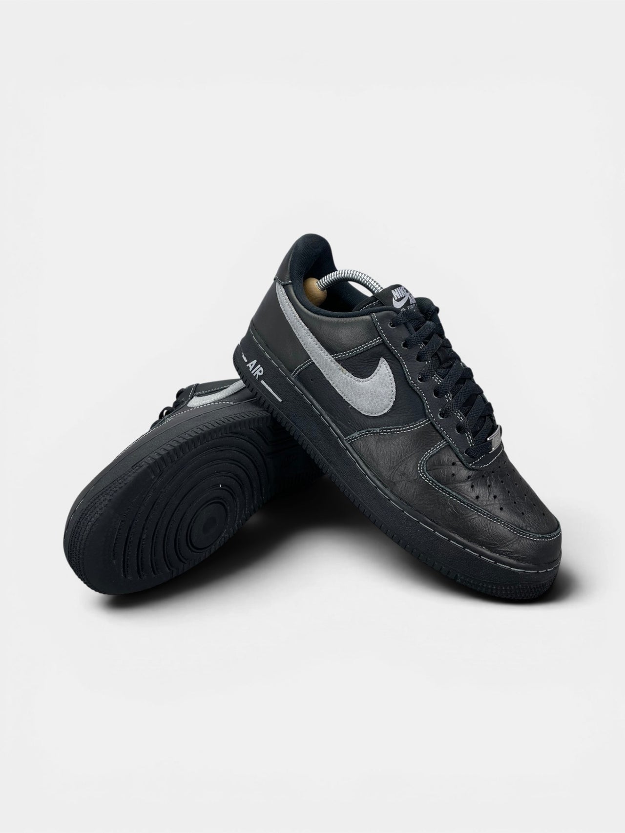 Nike Air Force 1 '07 LV8 Black Grey — buty sportowe męskie w bardzo dobrym stanie rozmiar 42.5, boczny profil