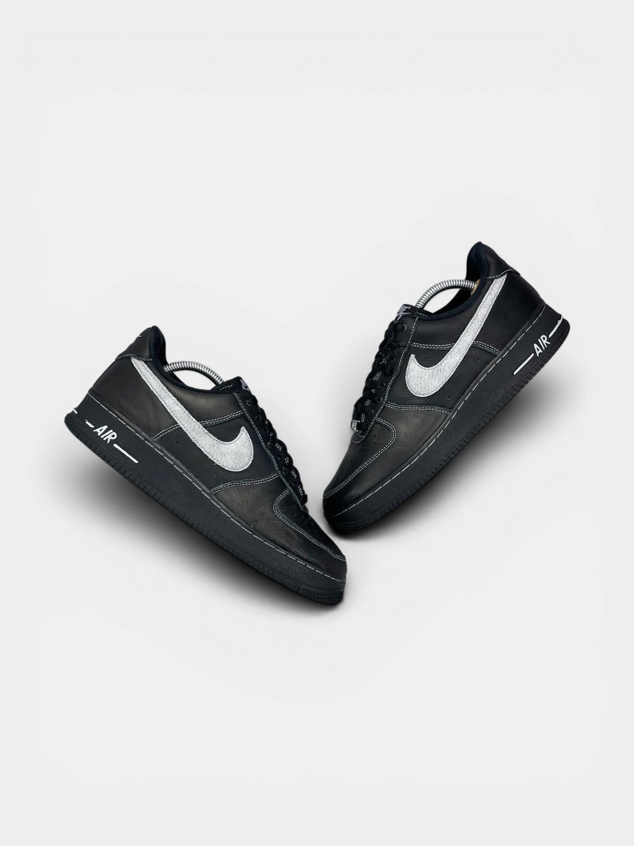 Nike Air Force 1 '07 LV8 Black Grey — buty sportowe męskie w bardzo dobrym stanie rozmiar 42.5, widok z góry na zewnętrzną stronę butów