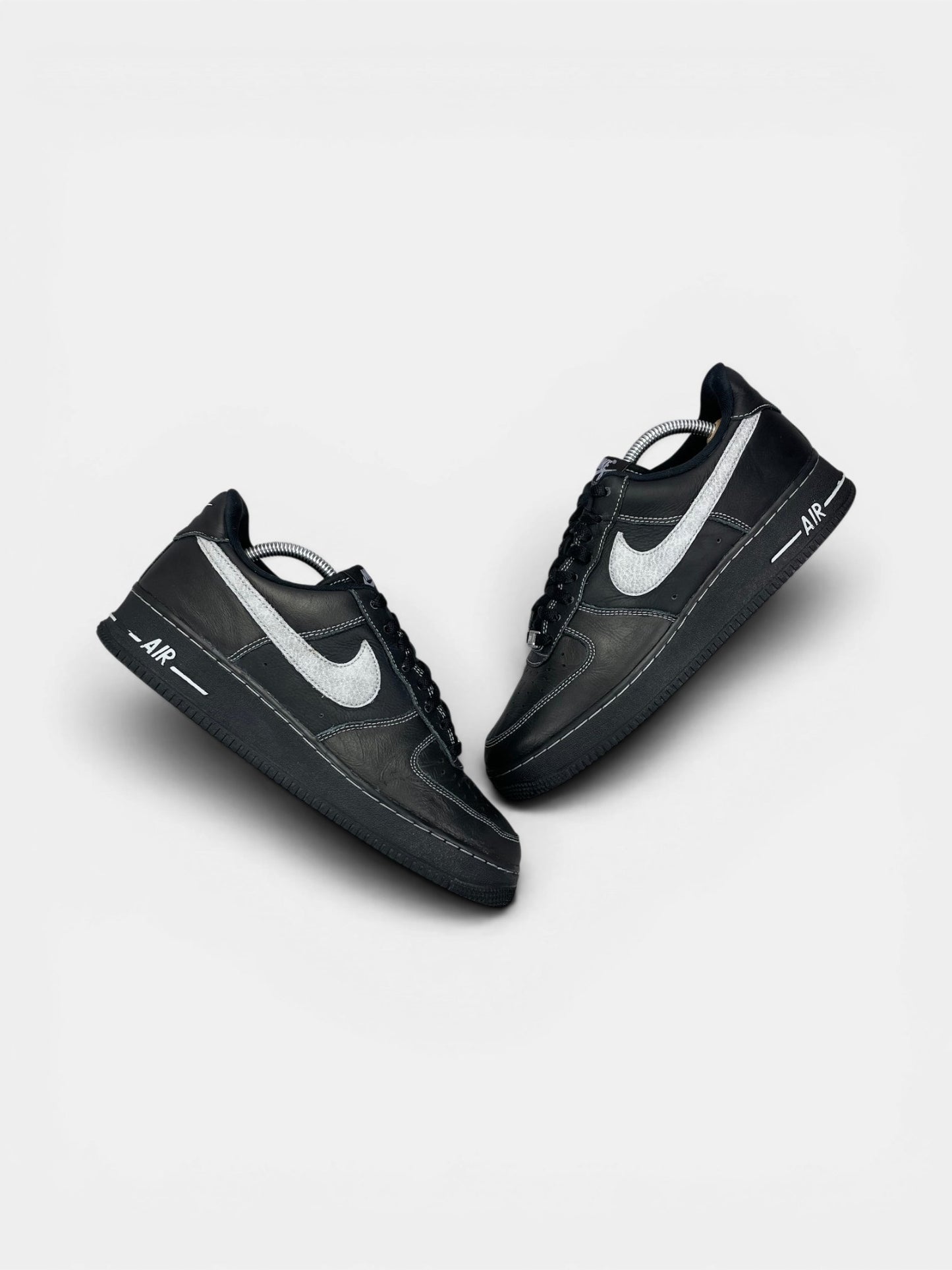 Nike Air Force 1 '07 LV8 Black Grey — buty sportowe męskie w bardzo dobrym stanie rozmiar 42.5, widok z góry na zewnętrzną stronę butów