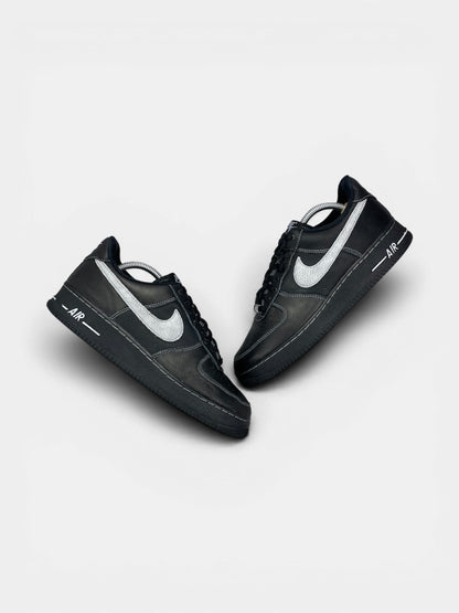 Nike Air Force 1 '07 LV8 Black Grey — buty sportowe męskie w bardzo dobrym stanie rozmiar 42.5, widok z góry na zewnętrzną stronę butów