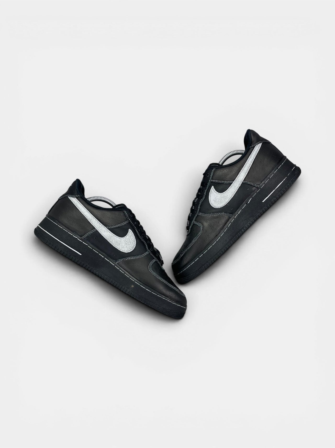 Nike Air Force 1 '07 LV8 Black Grey — buty sportowe męskie w bardzo dobrym stanie rozmiar 42.5, zewnętrzny panel prawego buta