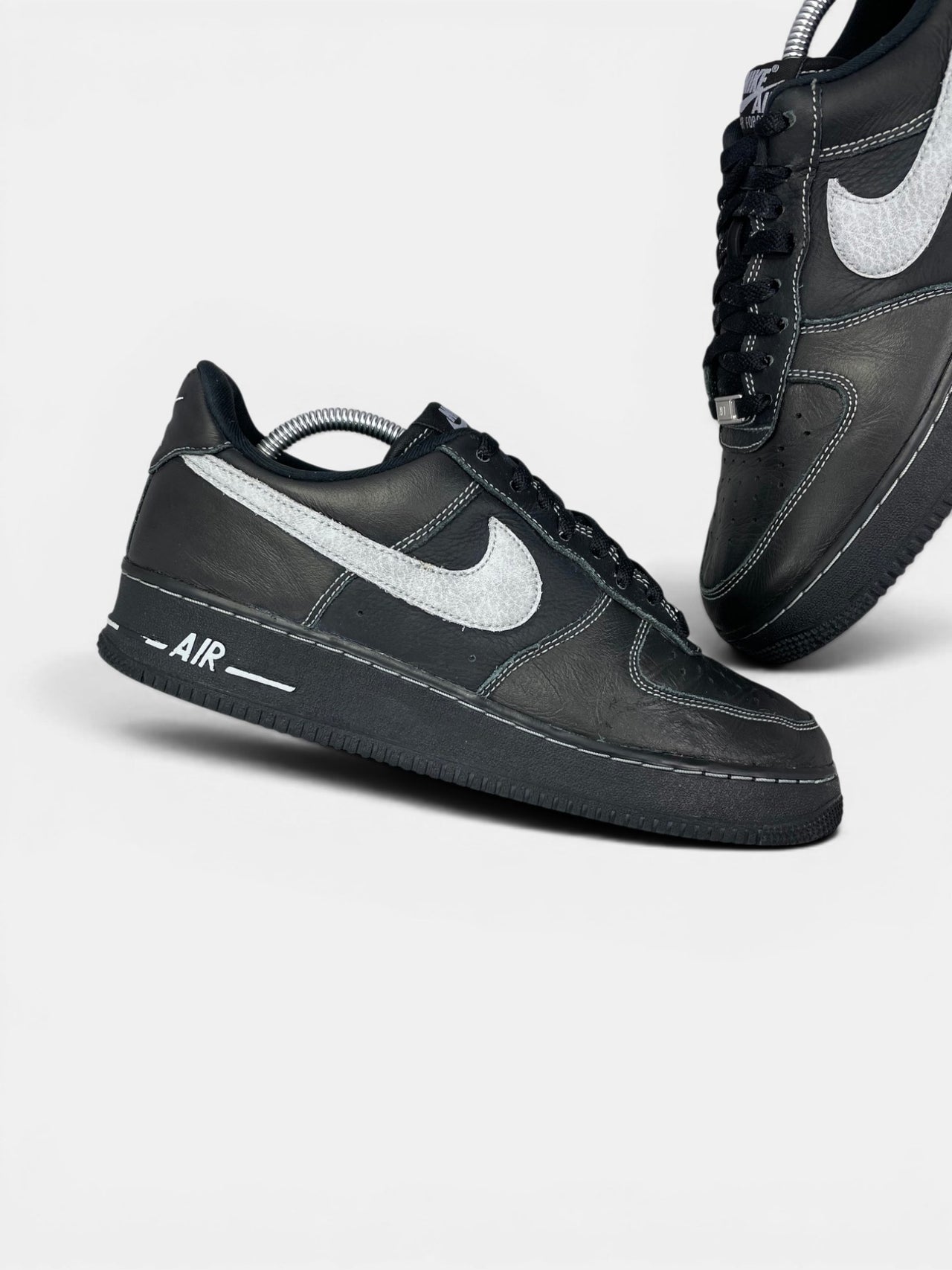 Nike Air Force 1 '07 LV8 Black Grey — buty sportowe męskie w bardzo dobrym stanie rozmiar 42.5, zewnętrzny panel lewego buta