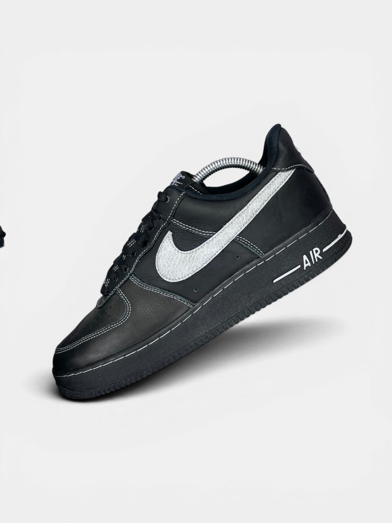 Nike Air Force 1 '07 LV8 Black Grey — buty sportowe męskie w bardzo dobrym stanie rozmiar 42.5, widok z góry na wewnętrzną stronę butów