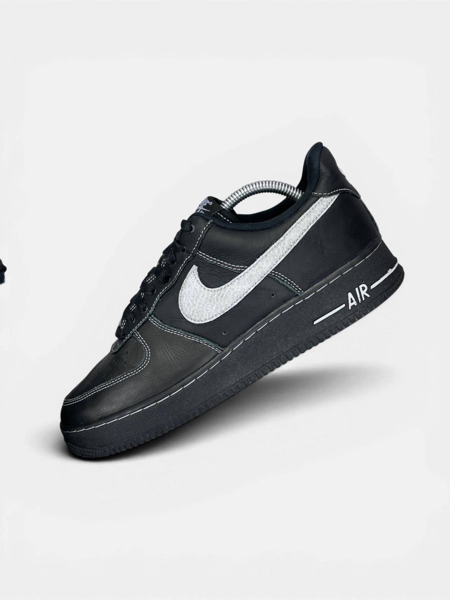 Nike Air Force 1 '07 LV8 Black Grey — buty sportowe męskie w bardzo dobrym stanie rozmiar 42.5, widok z góry na wewnętrzną stronę butów
