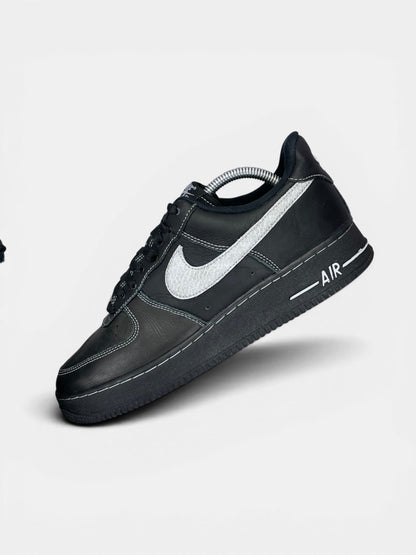 Nike Air Force 1 '07 LV8 Black Grey — buty sportowe męskie w bardzo dobrym stanie rozmiar 42.5, widok z góry na wewnętrzną stronę butów