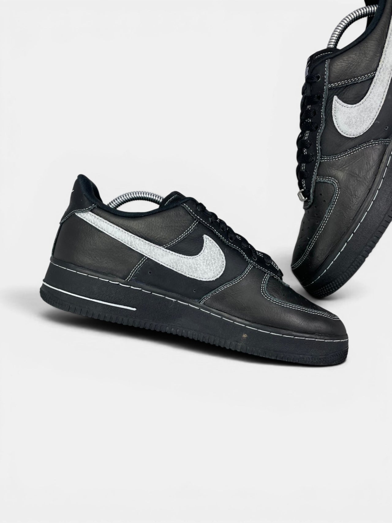Nike Air Force 1 '07 LV8 Black Grey — buty sportowe męskie w bardzo dobrym stanie rozmiar 42.5, wewnętrzny panel lewego buta