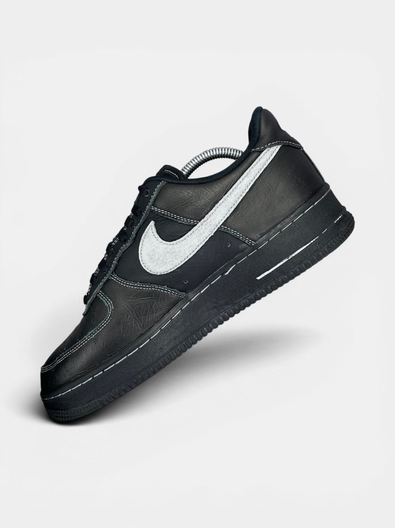 Nike Air Force 1 '07 LV8 Black Grey — buty sportowe męskie w bardzo dobrym stanie rozmiar 42.5, wewnętrzny panel prawego buta