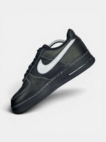 Nike Air Force 1 '07 LV8 Black Grey — buty sportowe męskie w bardzo dobrym stanie rozmiar 42.5, wewnętrzny panel prawego buta
