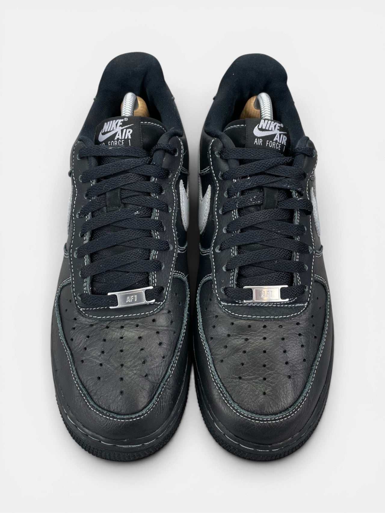 Nike Air Force 1 '07 LV8 Black Grey — buty sportowe męskie w bardzo dobrym stanie rozmiar 42.5, widok z góry