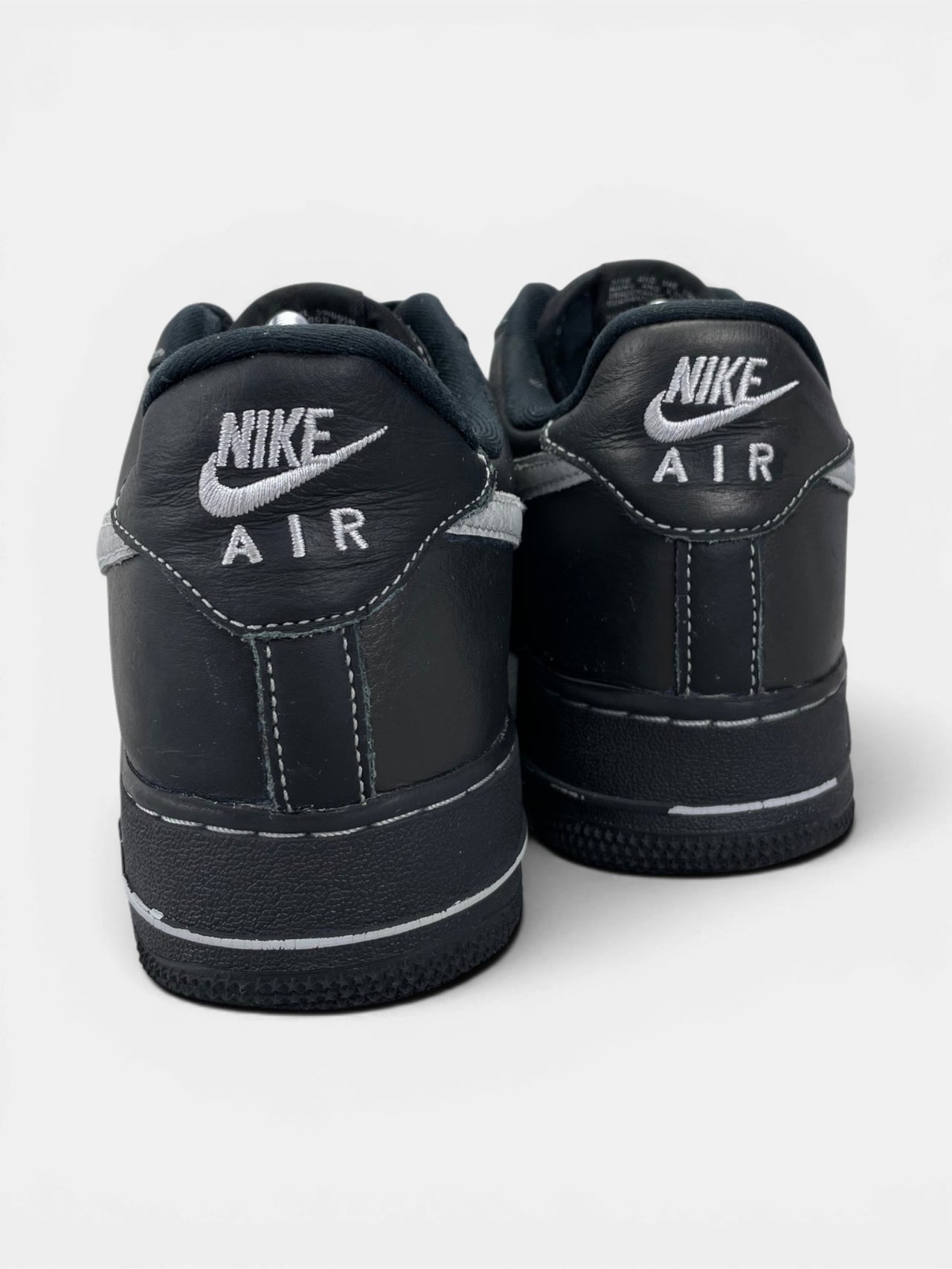 Nike Air Force 1 '07 LV8 Black Grey — buty sportowe męskie w bardzo dobrym stanie rozmiar 42.5, widok z tyłu